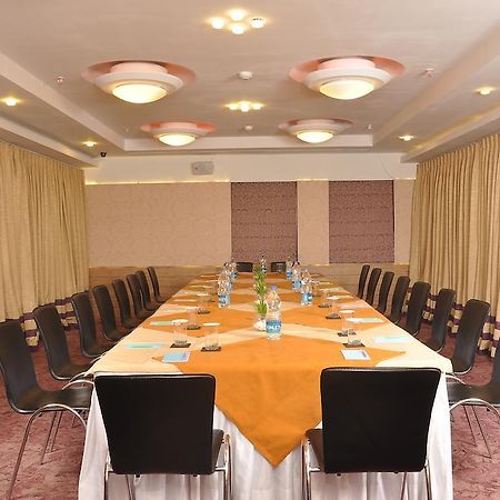 Hotel Niharika Колката Екстер'єр фото