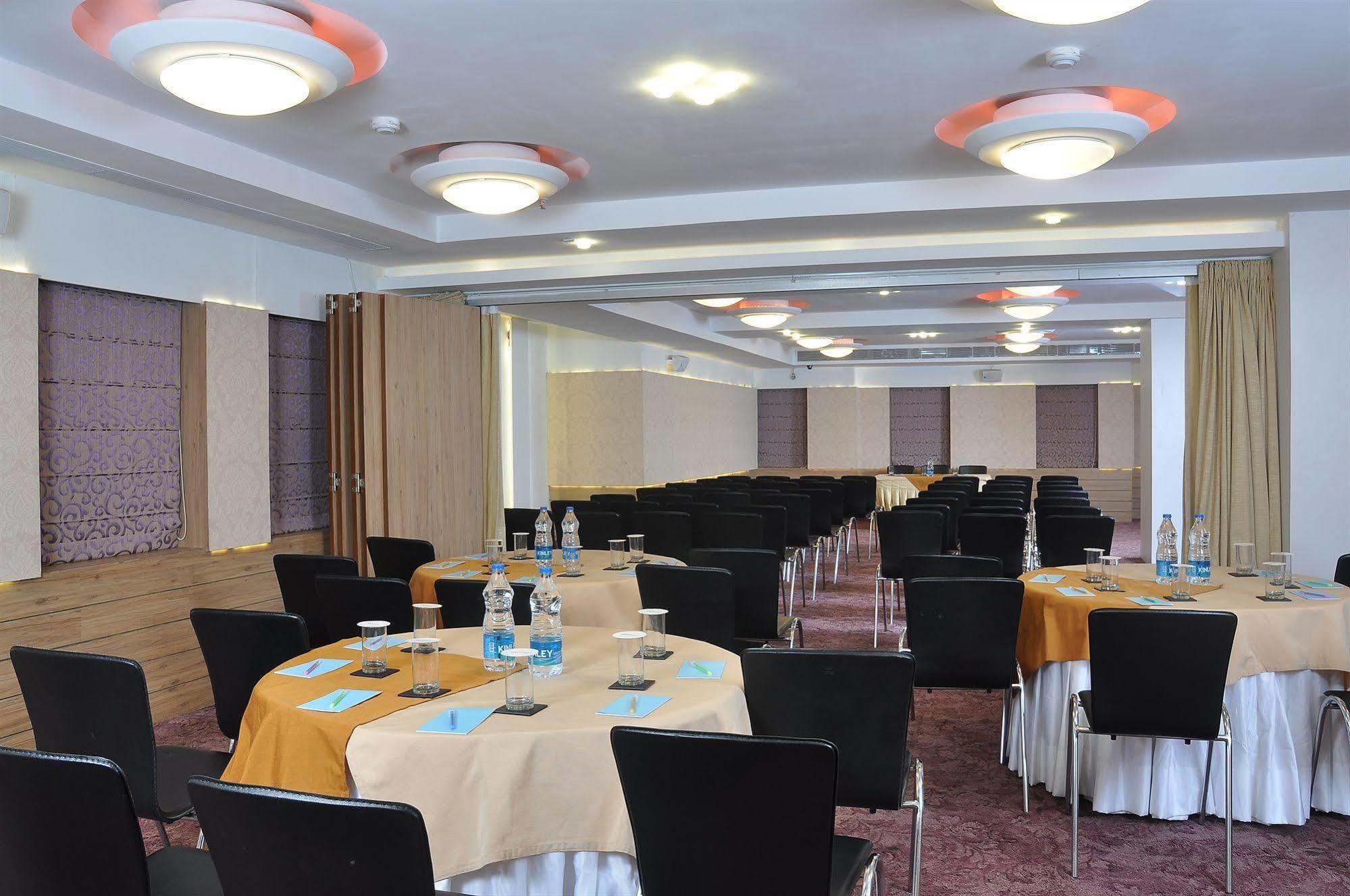 Hotel Niharika Колката Екстер'єр фото